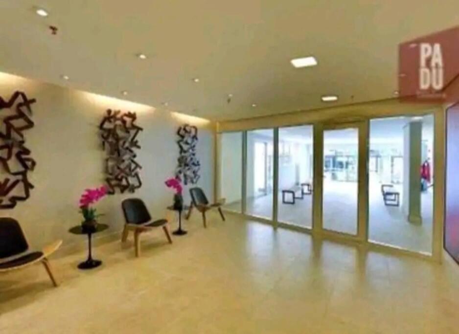 Black House Com Garagem Gratuita, Piscina, Ao Lado Do Metro E 25 De Marco * São Paulo