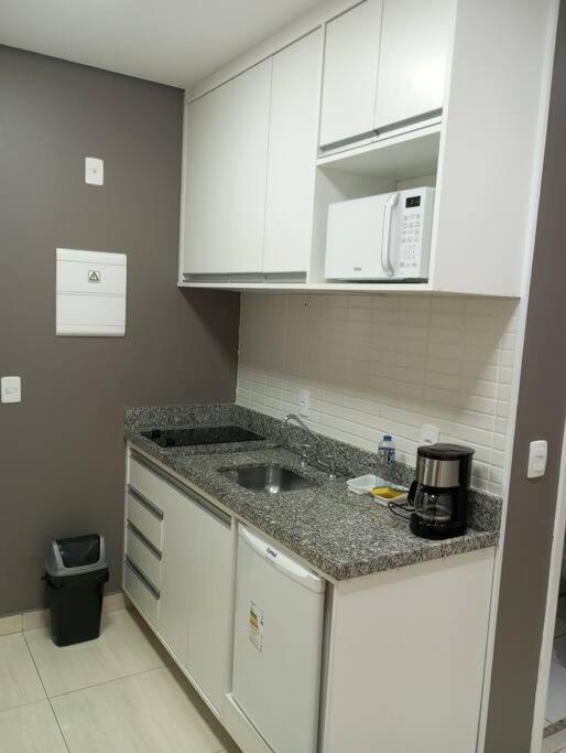 Black House Com Garagem Gratuita, Piscina, Ao Lado Do Metro E 25 De Marco * São Paulo